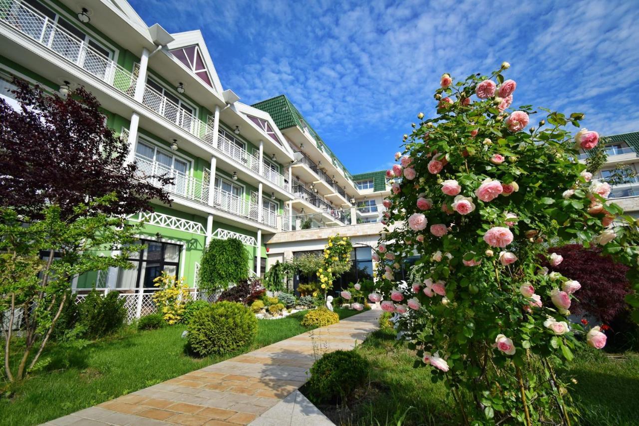 Eco Therma Village Kranewo Exterior foto The hotel's courtyard